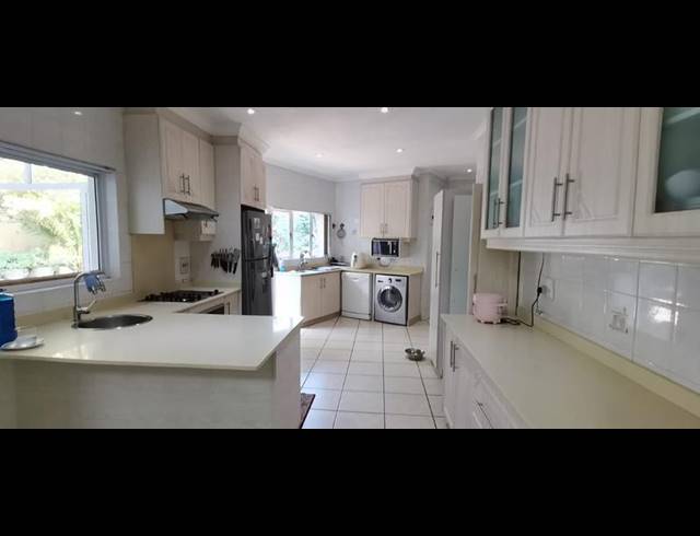 5 BEDROOM HOUSE FOR SALE IN LA LUCIA